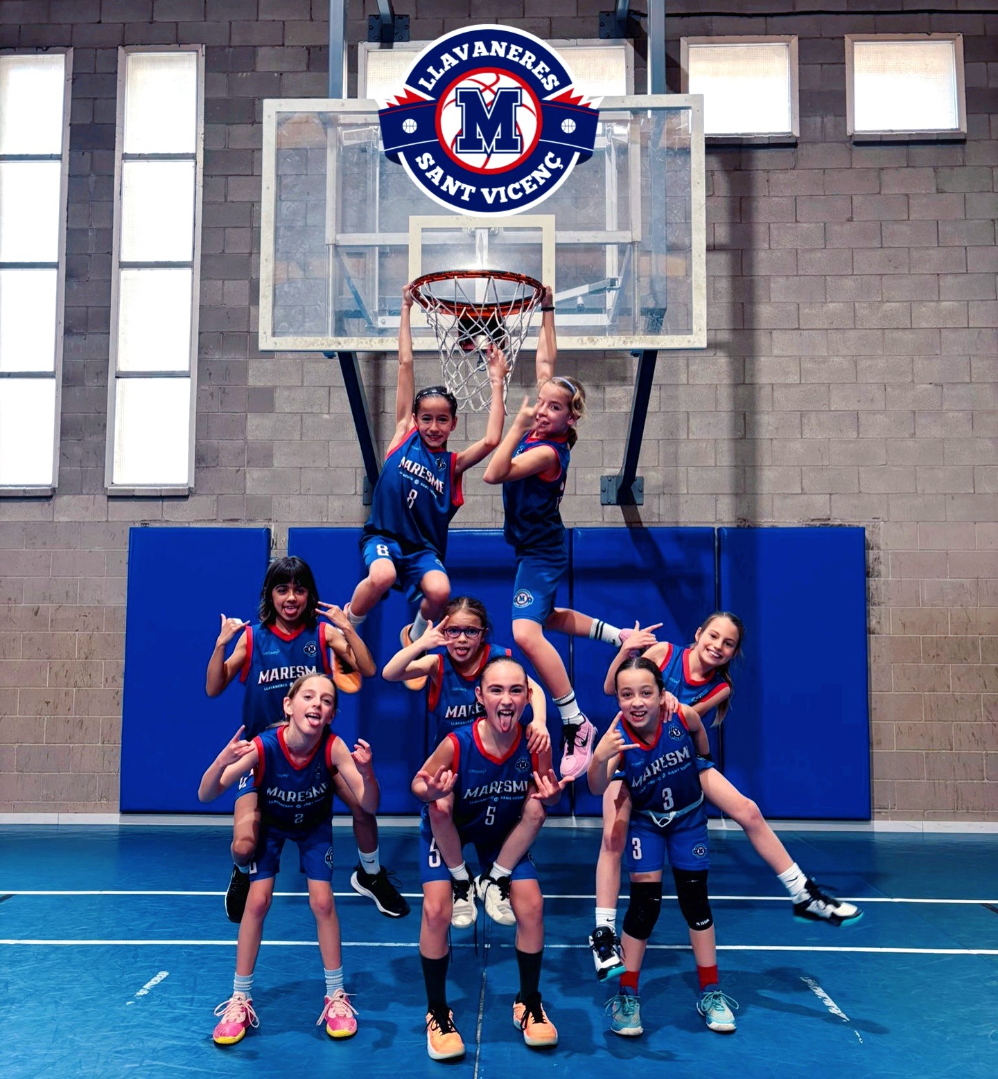Equip del club sota la cistella al pavelló