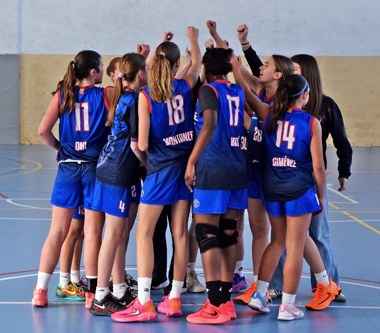 Pinya de l'equip femení abans del partit